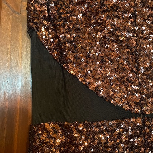 Mini Sequined party dress. Bronze / Black - Picture 5 of 7